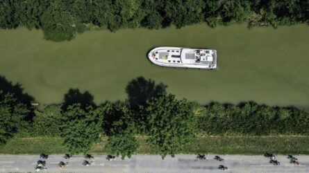 Cyclistes sur le chemin qui borde le canal de Pont-de-Vaux pour accéder à la Voie Bleue